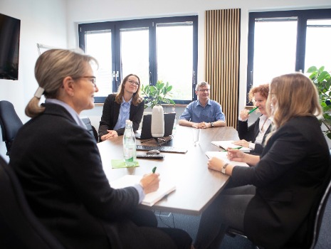 Foto vom Team bei einer Besprechung