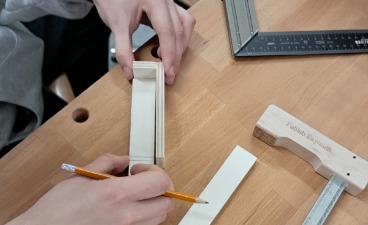 Markieren und vorbereiten der Holzkonstruktion für den Leuchtaufsteller