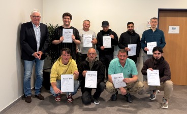 Gruppenfoto der Teilnehmer bei der Zertifikatsübergabe 