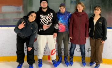 Jugendliche auf der Eisbahn. 