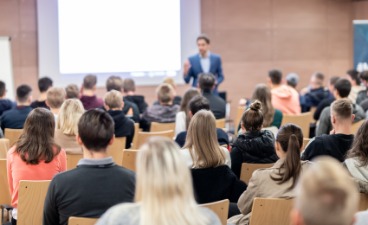 Junge Menschen stellen Fragen an den Politiker