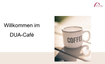 Auf dem Bild ist eine Tasse Kaffee zu sehen mit der Aufschrift Coffee. Oben rechts befindet sich das bbw Logo und auf der linken Seite des Bildes steht der Schriftzug "Willkommen im DUA-Café"