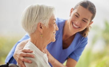 Betreuungskraft mit Seniorin im Gespräch