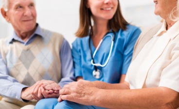 Pflegekraft mit zwei Seniorinnen 