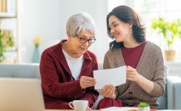 Seniorin mit einer Betreuerin