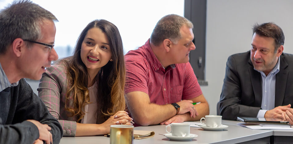 Inhaltsbild: Unsere Koordinator*innen beim Austausch über neue Projekte.