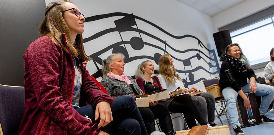 Inhaltsbild: Zukünftige Erzieher im Musikunterricht.
