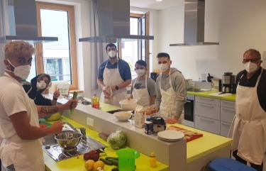 Beim gemeinsamen Kochen mit den Lehrkräften der bfz wird das Team-Gefühl gestärkt und in entspannter Atmosphäre „gelernt“.