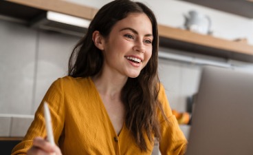 Eine Frau sitzt vor einem Laptop 
