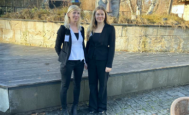 News- Foto: Die zwei Koordinatorinnen Angela Biller und Lisa Brosig posieren nebeneinander stehend für das Foto