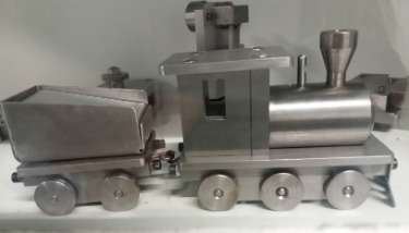 Mit CNC-Maschinen wurde ein Zug mit Waggon hergestellt