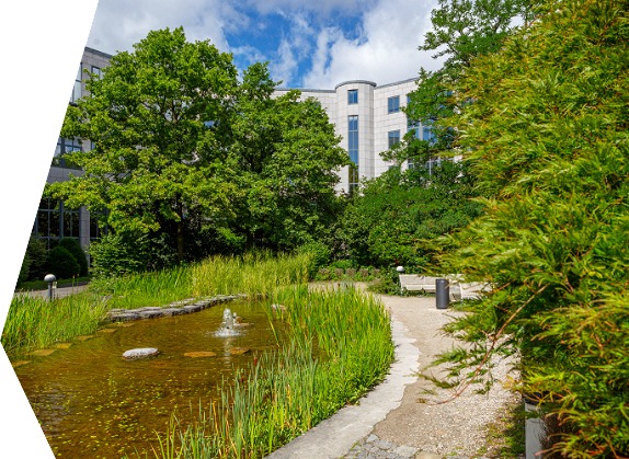 Ruheort für die Mittagspause Innenhof des Alpha Gebäudes im Landaubogen 10 in München