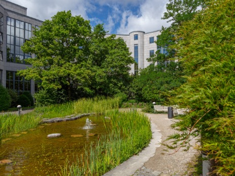 Innenhof des Alpha Gebäudes im Landaubogen 10 in München