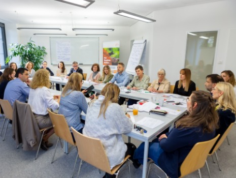 Die Steuerungsrunde des bfz München sitzt um einen Konferenztisch