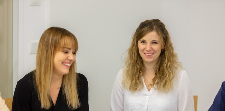 Katarina Wiedemann und Vanessa Krempels lächelnd im Gespräch