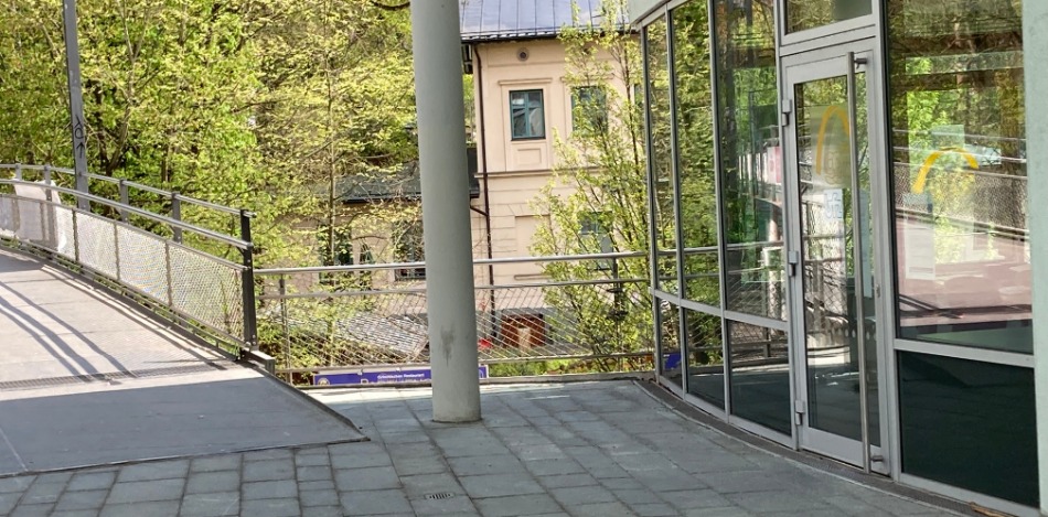 Aufnahme des Eingangsbereichs der Außenstelle Fürstenfeldbruck des bfz München