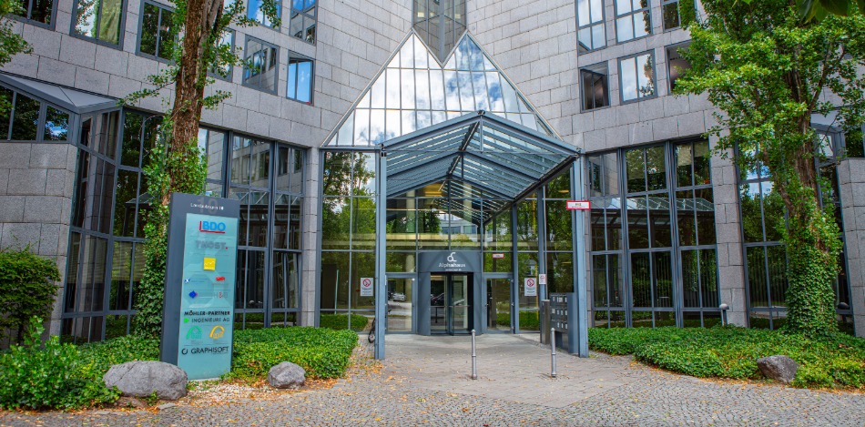 Aufnahme des Eingangs des Hauptstandorts Landaubogen 10 des bfz München