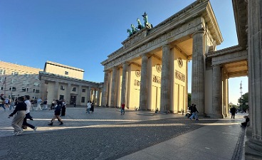 Brandenburger Tor in Berlin bei blauem Himmel