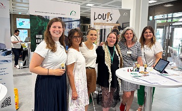 Sechs Frauen am Messestand der bfz München