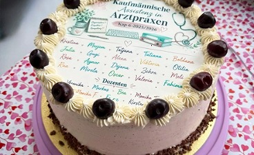 Torte mit Namen der Prüfungsabsolvent*innen