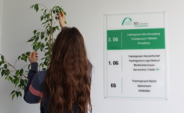 Die Trainingsmitarbeiterin bei der Pflege der Grünpflanzen im BTZ der bfz Nürnberg