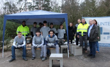 Nürnberger Mittelschüler errichten Sitzgruppe auf dem Pausenhof ihrer Schule