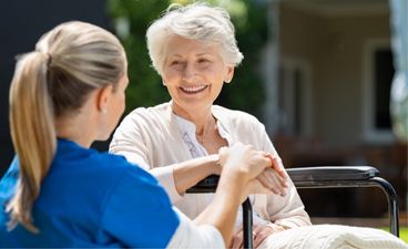 Betreuungskraft mit einer Patientin