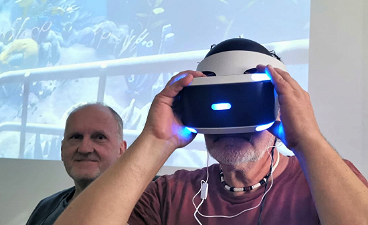 Kursteilnehmer mit VR-Brille im Klassenzimmer