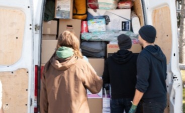 BvB-Teilnehmer helfen im Rahmen ihres Projekttages beim Packen von Hilfsgütern