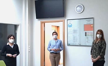 Drei Frauen mit Mund-Nasenschutz stehen im Foyer des bfz Sprachzentrums Würzburg