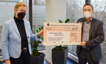 Spendenübergabe an die Stiftung "Schweinfurt hilft Schweinfurt", durch Stephan Zeller, Standortleiter der bfz in Schweinfurt