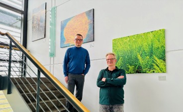 Stephan Zeller und Uwe Dinkhoff vor Bildern im Treppenhaus