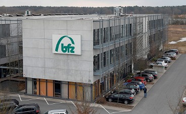 Das bfz-Hauptgebäude in der Londonstraße 20 in Schweinfurt im Frühling 2020