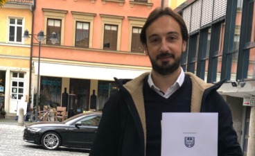 Adnan Ajam Oghli zeigt seine gerade erhaltene Einbürgerungsurkunde