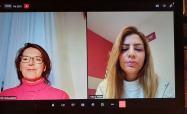 Zwei Frauen halten einen Votrag über MS Teams. 