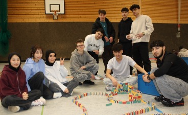 Teamarbeit, Kreativität und Sprachlernen - Jugendliche beim Domino‑Projekt