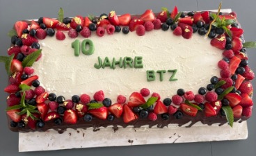 Kuchen mit der Aufschrift 10 Jahre btz