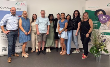 Gruppenfoto mit den Teilnehmenden des Lehrgangs sowie Vertretern der Agentur für Arbeit und Mitarbeitenden des bfz Memmingen