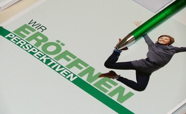 Flyer und Stift. Wir eröffnen Perspektiven