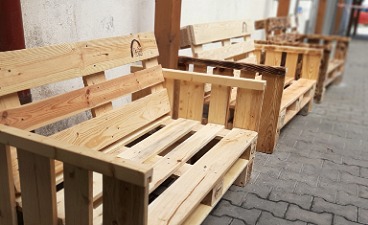 Inhaltsbild: drei selbst gebaute Sitzbänke aus Europaletten
