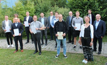Teaserbild: Gruppenfoto der Absolventen mit Würdenträgern aus der Weißenburg.