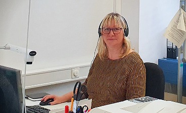 Teaserbild: Die Seminarleiterin Susanne Müller beim digitalen Unterricht an ihrem Schreibtisch.