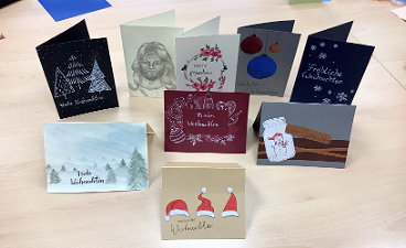 News- Foto: Mehrere selbstgebastelte Weihnachtskarten sind auf einem Tisch aufgestellt