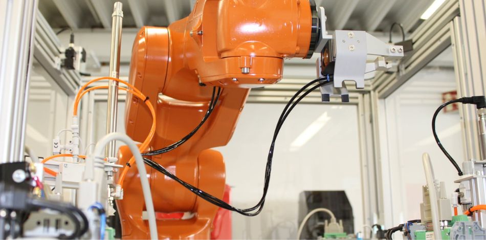 Es ist ein Robotik- und Sensoriksystem zu sehen. 