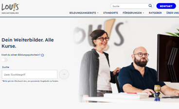 Screenshot von der Startseite der LOU!S Webseite online-weiterbilden.com: links oben das LOU!S-Logo, darunter eine Suchleiste, rechts oben die Navigationsleiste und darunter ein Bild von zwei Personen vor einem Bildschirm