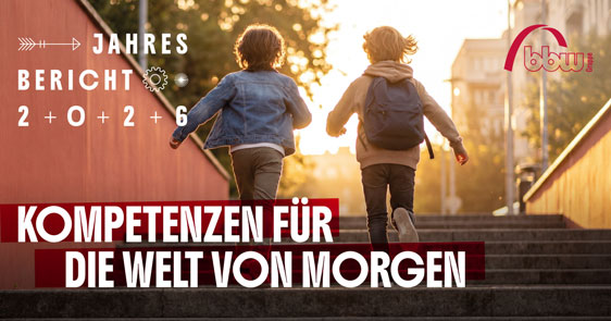Cover des Jahresberichts 2026 der bbw-Gruppe: Zwei Kinder laufen mit Schulranzen eine Treppe hinauf. Text: „Jahresbericht 2026 – Kompetenzen für die Welt von morgen“.