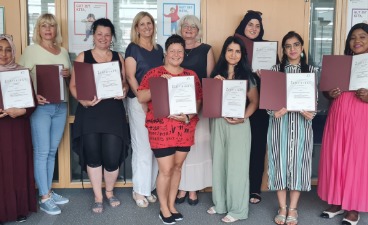 Die Teilnehmerinnen der Qualifizierung zur Kita-Assistenzkraft präsentieren stolz ihre Zertifikate