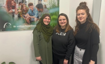 Drei Frauen feiern bfz Abschluss des "BOF-plus"-Programms.